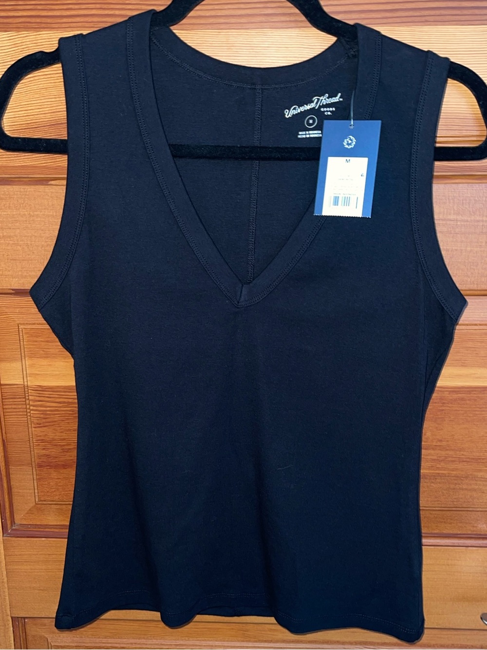 Universal Thread Black V-Neck Sleeveless Tank Top